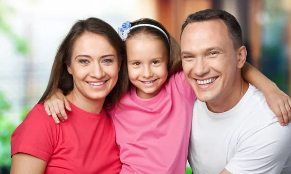 Feliz familia sonriente con hija —  Fotos de Stock