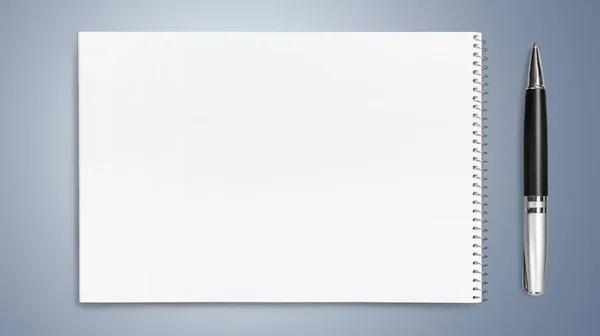 空白のノートブックを開くとペン — ストック写真