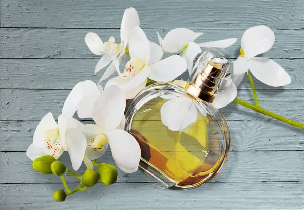 Parfüm şişesi ve çiçekler — Stok fotoğraf