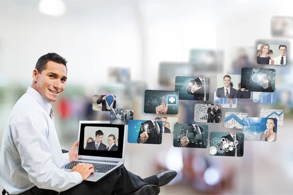 Homem de negócios usando laptop moderno — Fotografia de Stock