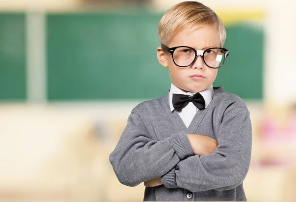 Junge mit Brille denkt nach Stockfoto