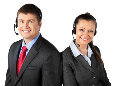 Beyaz arka plan üzerinde izole kulaklık ile genç insanlar 