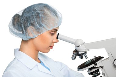 Beyaz arka plan üzerinde izole mikroskop ile çalışan bilim adamı