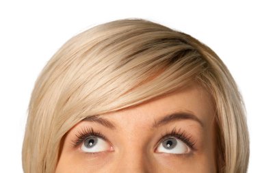 Kırpılmış görüntü izole üzerinde beyaz arka plan arayan genç bir kadın 