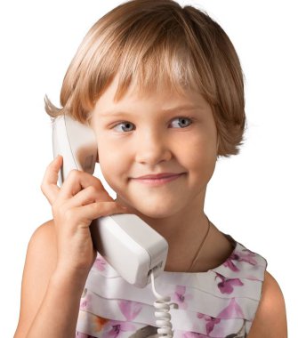 Telefonunuzun ve beyaz arka plan üzerinde izole sevimli küçük kız Close-Up