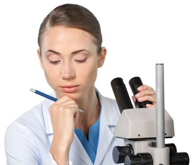 Mikroskopla çalışan bilim adamı