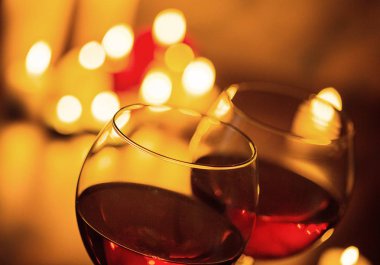 Arka plan bulanık kırmızı şarap gözlük 