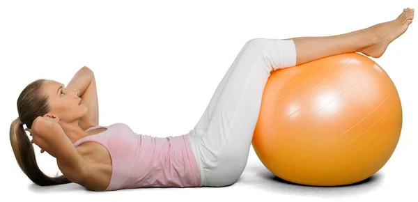 Женщина тренируется с фитнес-мяч — стоковое фото