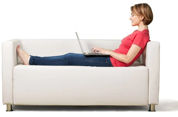 Roztomilá žena s laptopem — Stock fotografie