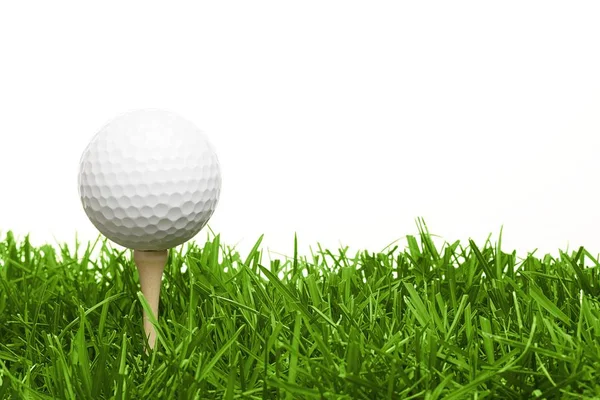 Golfball auf Tee — Stockfoto