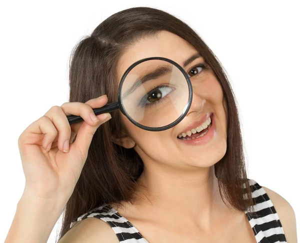 Büyüteç kullanan kadın