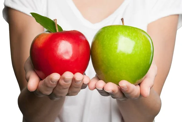 Kobieta gospodarstwa dwa jabłka — Zdjęcie stockowe