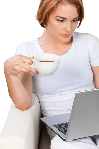 Frau trinkt Kaffee und benutzt Laptop — Stockfoto