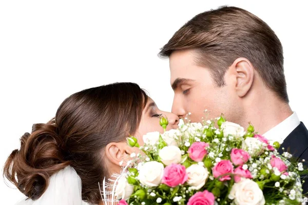 Noiva e noivo segurando buquê elegante — Fotografia de Stock