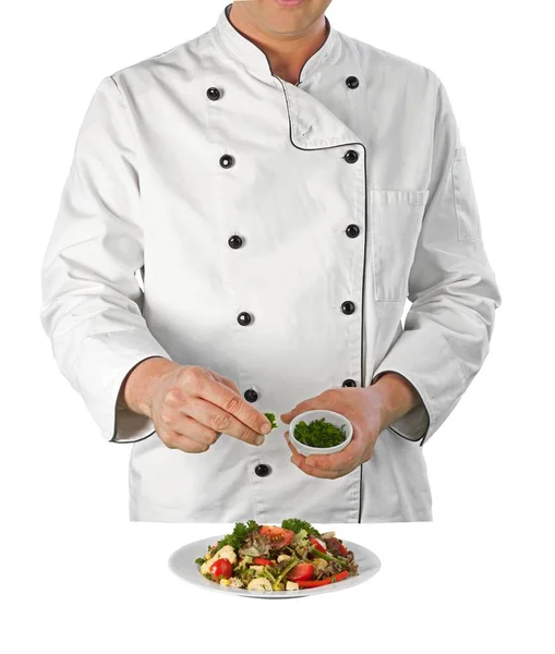 Cozinheiro chef masculino preparando salada — Fotografia de Stock