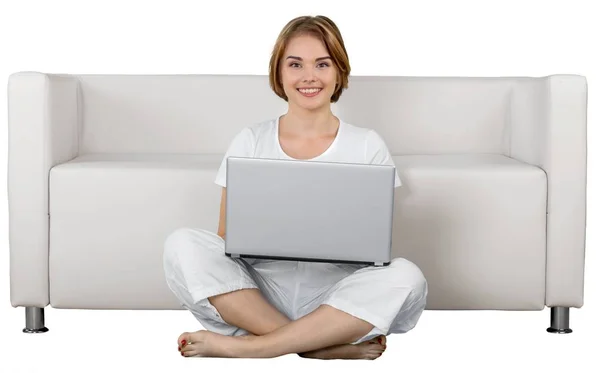 Piękna kobieta korzystająca z laptopa — Zdjęcie stockowe