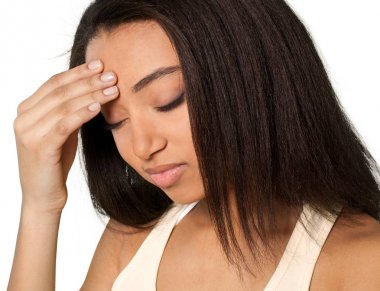 Başı ağrıyan genç bir kadın beyaz tenli. 