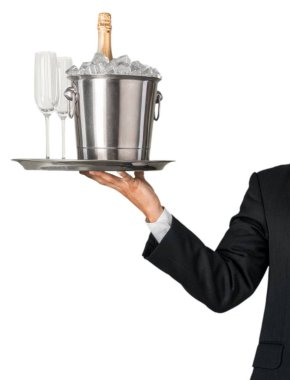 Beyaz arka plan üzerinde izole şampanya gözlüklü garson