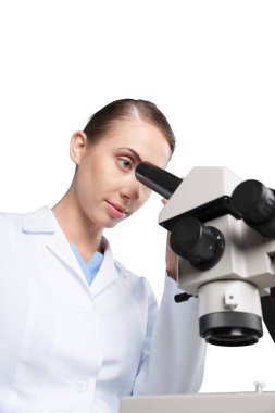 Mikroskopla çalışan bilim adamı