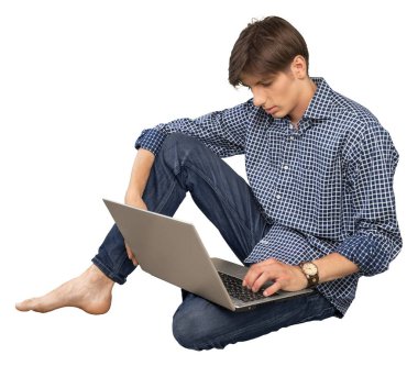 dizüstü bilgisayar kullanan adam