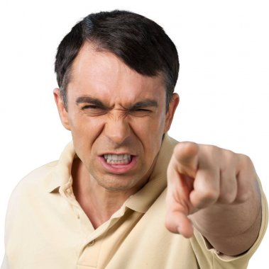 tişörtlü kızgın adam 