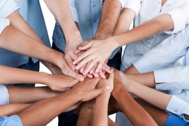 El ele tutuşan insanlar