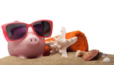 Sahilde güneş gözlüğü ile Piggy banka
