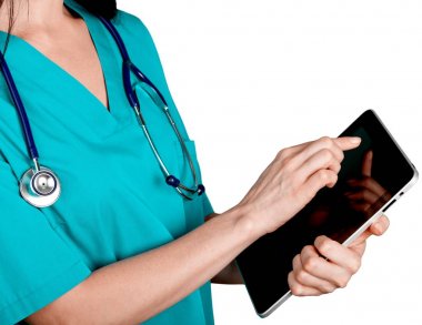 kadın doktor beyaz arka plan üzerinde izole dijital tablet kullanma 