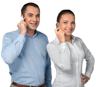 Akıllı telefonlar üzerinde beyaz arka plan izole kullanarak genç iş Çift