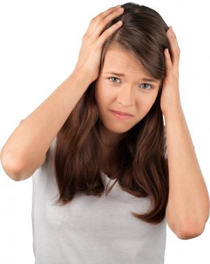 Baş ağrısı olan genç bir kadın.