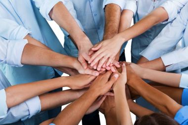 El ele tutuşan insanlar 