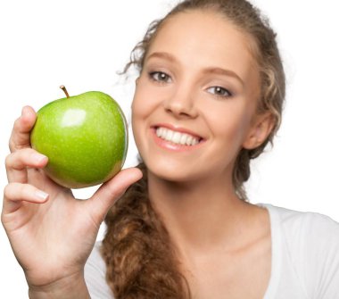 Yeşil elmalı genç kadın.