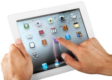 tablet pc elinde olan adam