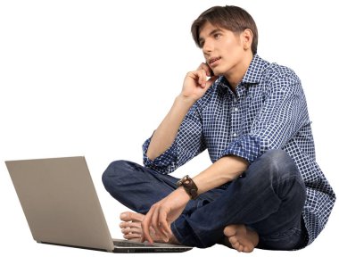 laptop ve telefonu kullanan adam