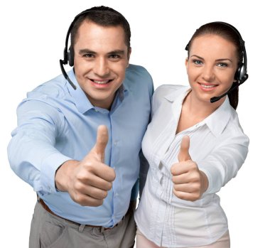 Beyaz arka plan üzerinde izole kulaklık ile genç insanlar 