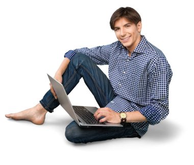 dizüstü bilgisayar kullanan adam