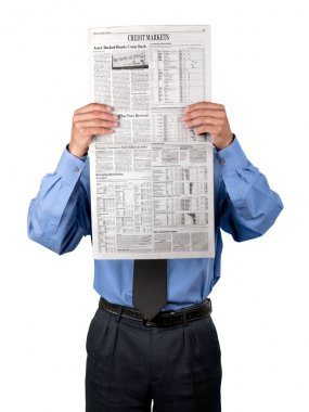 beyaz arka plan üzerinde izole gazete okuma iş adamı