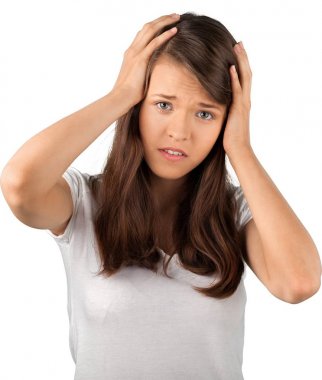 Baş ağrısı olan genç bir kadın.