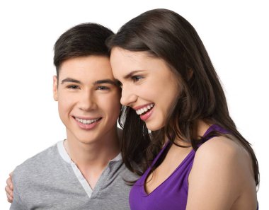 boldog, fiatal pár, átölelve a elszigetelt fehér háttér 