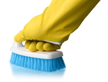 Beyaz izole bir fırça ile sarı temizlik eldiveni