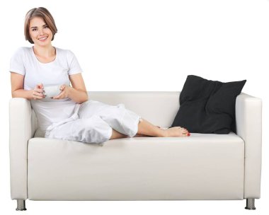 kanepe üzerinde cup ile güzel kız