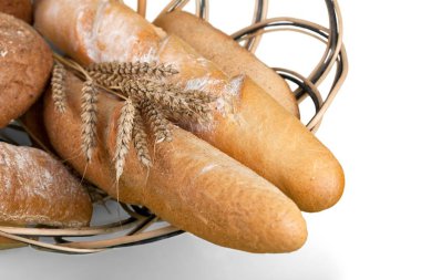 Beyaz arka plan üzerinde izole taze ev yapımı ekmek