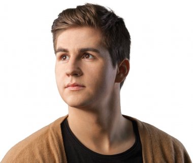 siyah tişörtlü adam 