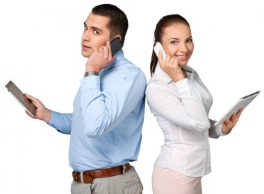Beyaz arka plan üzerinde izole akıllı telefon kullanan genç iş Çift