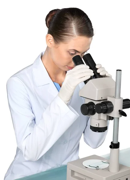 Wetenschapper werkt met microscoop — Stockfoto