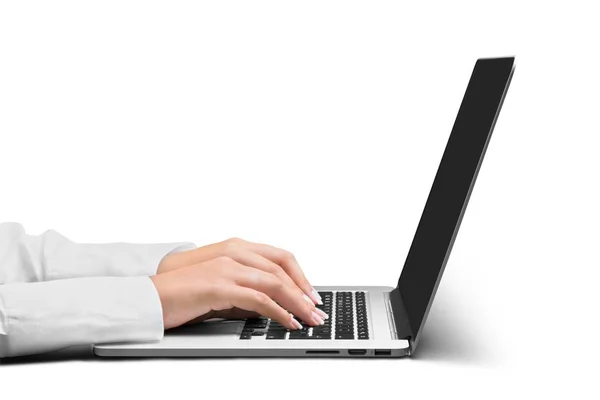 Mãos de mulher digitando no laptop — Fotografia de Stock