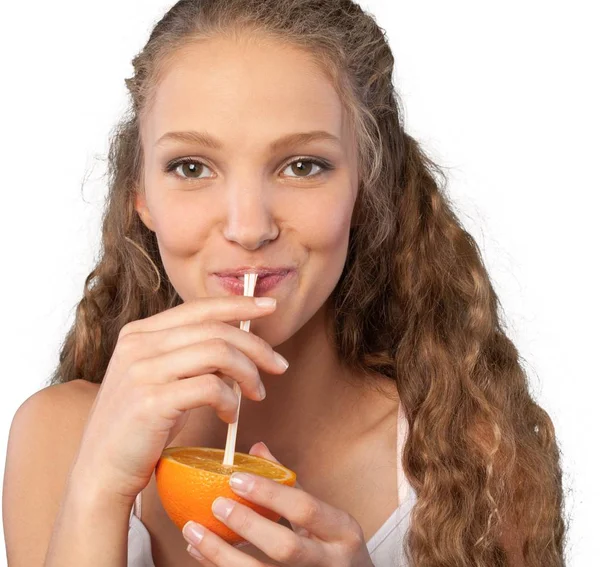 Kvinna som håller glas färsk juice — Stockfoto