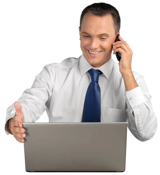 Hombre guapo usando el ordenador portátil y teléfono —  Fotos de Stock