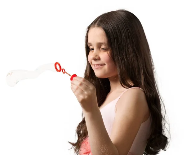 Χαριτωμένο Κοριτσάκι Χρησιμοποιώντας Σαπουνόφουσκες Που Απομονώνονται Λευκό Φόντο — Φωτογραφία Αρχείου