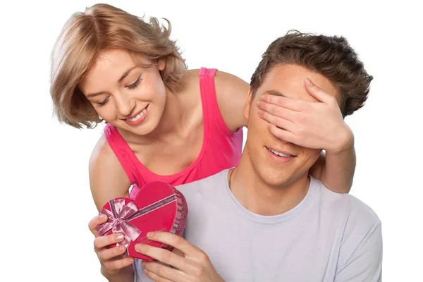 Menina cobrindo os olhos do namorado — Fotografia de Stock